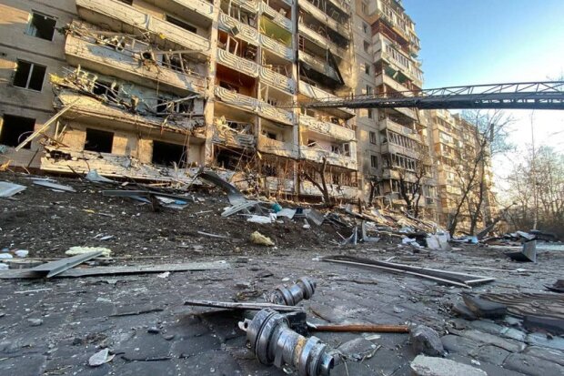 Окупанти вдарили ракетами по трьох районах Києва: постраждало метро, багатоповерхівки й приватний будинок