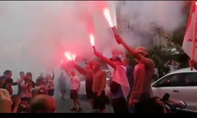 Під посольством Білорусі гаряче