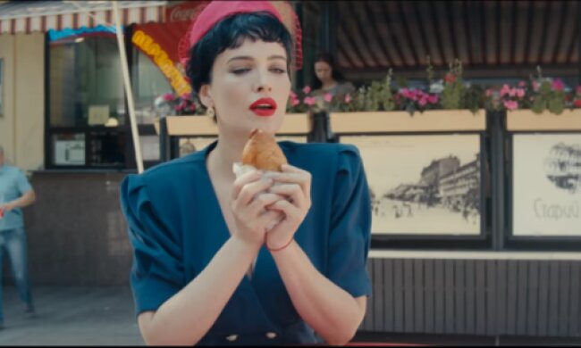 Пікантна перепічка: Даша Астаф’єва знімає ролики про Київ