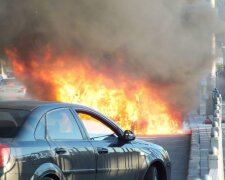 У Києві одночасно підпалили кілька автівок поблизу будинку та на дорозі