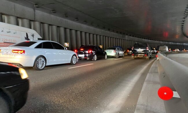 У тунелі на Поштовій площі встановили елементи зі світлоповертальними ефектами