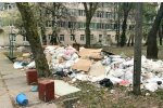 Комунальники прибрали з території столичної лікарні №4 гори сміття