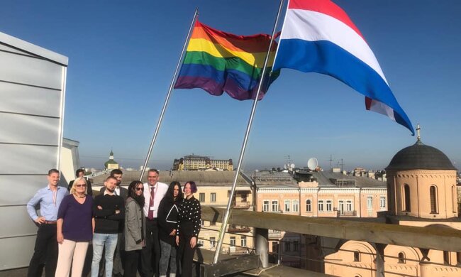 Над посольством Нідерландів підняли прапор ЛГБТ