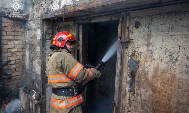 У Святошинському районі столичні ДСНС ліквідували пожежу у двоповерховому гаражі