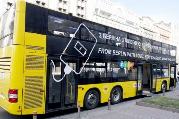 У Києві в рамках нової соціальної ініціативи запустили автобусні екскурсії містом для ветеранів та їхніх родин