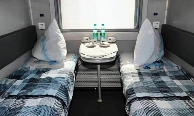 Укрзалізниця показала плацкартний вагон після капітального ремонту (фото)