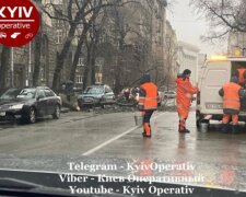 У Києві біля Офісу президента на автомобіль упало дерево