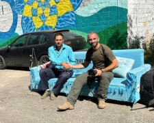 Легендарний синій диван з Тернополя приїхав до Києва