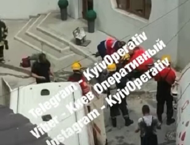 У центрі Києва троє робітників ледь не задихнулися в каналізаційному колодязі (відео)