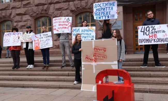 "Доступне укриття - безпека життя!". У столиці під будівлею КМДА провели акцію для привернення уваги питання укриттів