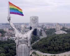 Меч Батьківщини-матері прикрасили прапором ЛГБТ (відео)