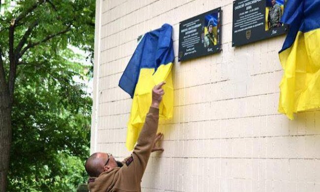 Вічна пам'ять Героям: на Оболоні відкрили меморіальні дошки на честь двох полеглих захисників України