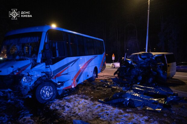 На столичному шосе зіткнулись автобус та мінівен - є загиблі