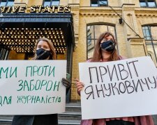 Журналісти протестують під стінами коворкінгу, де проходить прес-марафон Зеленського