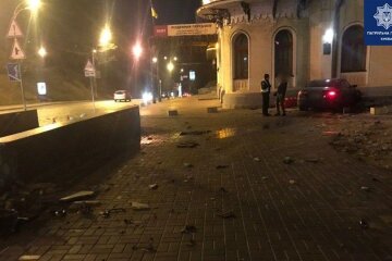 П`яний керманич розтрощив підземний перехід та в`їхав у Філармонію