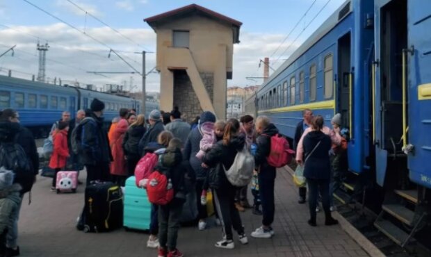 Окупанти завдали авіаудару по “дорозі життя” біля залізничної станції Барвінкове