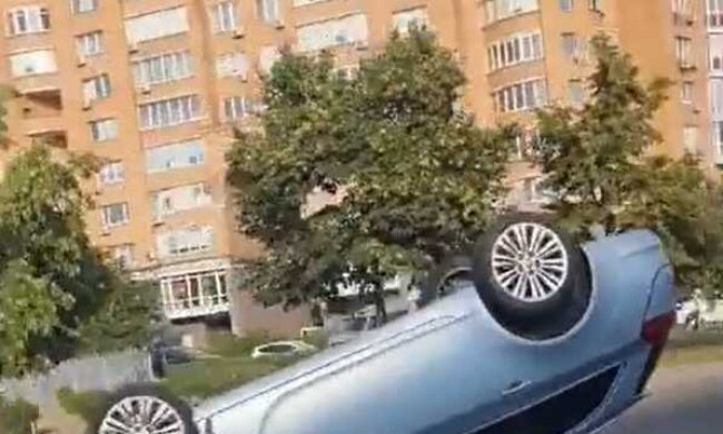 Страшна аварія у Києві із перекиданням автомобіля на дах. Фото, відео