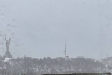 Пошкоджене полотнище найбільшого прапора країни знімають, аби пізніше підійняти нове — КМДА