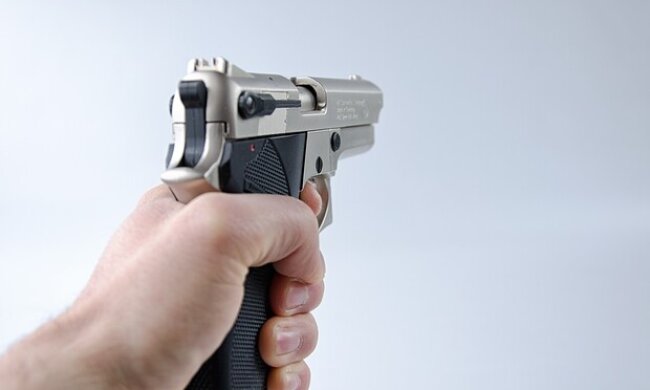 Київський таксист прострелив ногу буйному клієнту (відео)