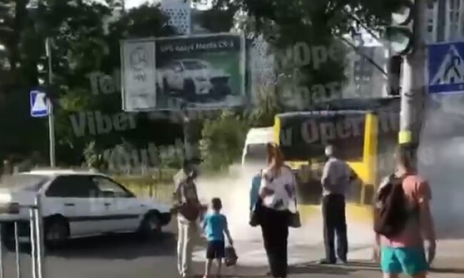 На Виноградарі загорівся тролейбус (відео)