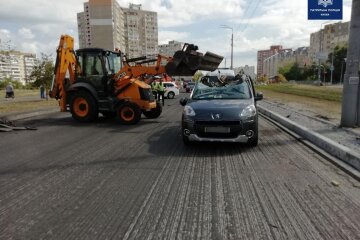 В Києві екскаватор зачепив ковшем дах автівки, водій травмований (відео)