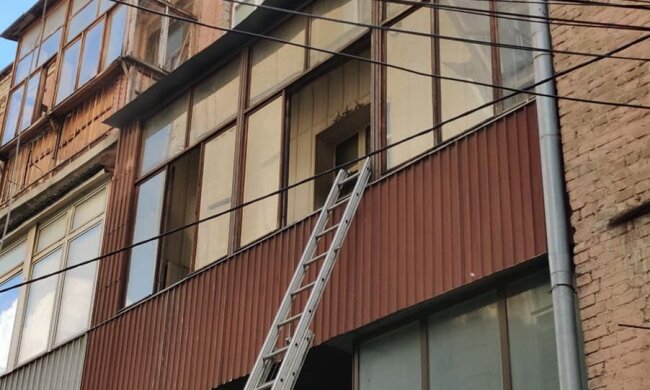 Жбурляв склом та відштовхував драбину: рятувальники столиці гасили пожежу та боролись з неадекватним мешканцем