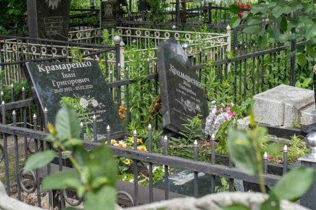 На Київщині невідомий зруйнував щонайменше 10 надгробних пам’ятників на міському кладовищі Бучі