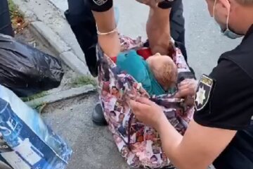 Зовні цілком адекватна: у Києві затримали жінку, яка несла немовля у пакеті (відео)