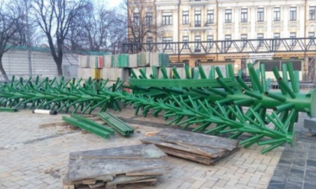 В Києві почали монтувати головну ялинку (фото)