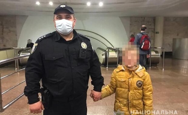 Поліція знайшла в метро дитину, яка загубилася