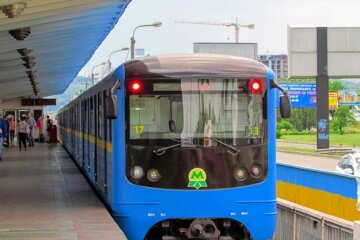 Біля Лівобережної забив незапланований комунальний фонтан (відео)
