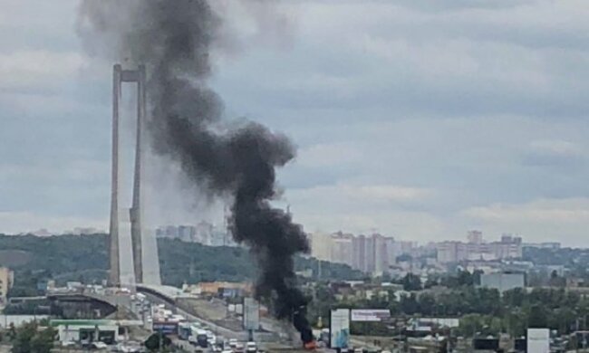 У Києві перед мостом згорів BMW X5