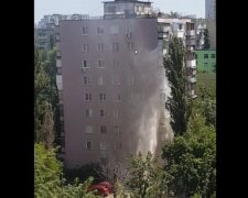 Фонтан з труби на Березняках потрощив вікна та зіпсував машини (фото, відео)