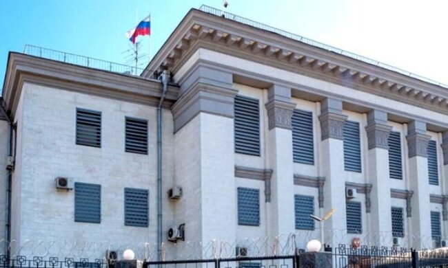 З будівлі посольства РФ зник прапор (відео)