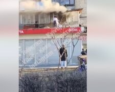 У Києві співробітник Нової пошти врятував жінку з пожежі (відео)