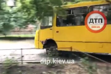 Скажений автобус: в Києві маршрутка на швидкості ганяла у дворах між будинків (відео)