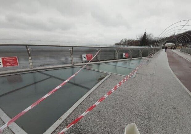 Тріснуте скло на «мосту Кличка»: вандали тут ні при чому