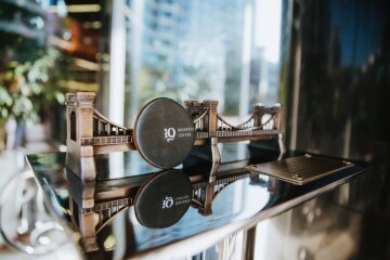 “Шукай!” У Києві відкрили ще одну мініскульптуру – ланцюговий міст