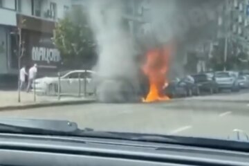 Біля Палацу Україна палають автівки (відео)