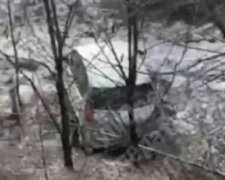 На Броварщині автівка відірвала відбійник та злетіла з мосту (відео)