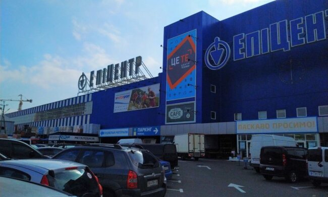 У Києві охоронці “Епіцентру” нібито силою роздягнули 67-річну жінку: у постраждалої інфаркт