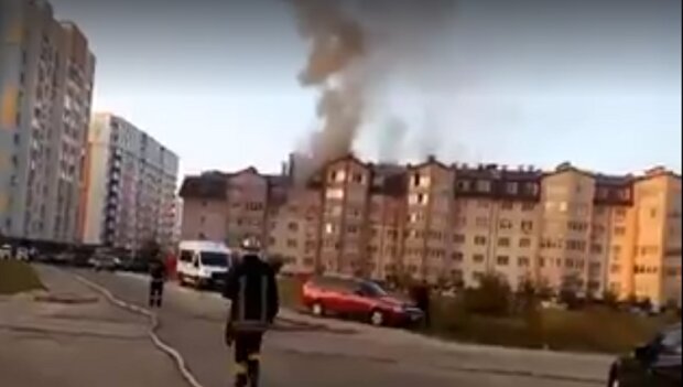 Через камін в Києві спалахнули квартири в будинку, є постраждалі (відео)