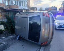 Фініш у паркані: у Святошинському районі п’яний водій без посвідчення влаштував видовищну ДТП з перекиданням