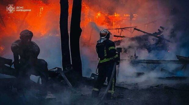 У ресторанному комплексі недалеко від Києва сильний вогонь знищив майже все