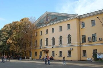 На Подолі попри заборону розбирають корпус-пам’ятку Могилянки
