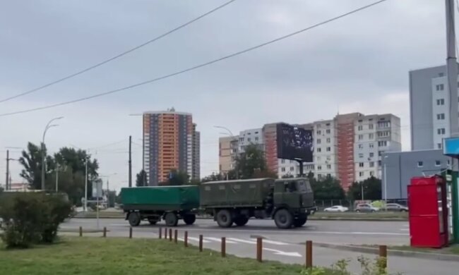 Танки та вантажівки: на вулицях Києва помітили колону військової техніки (відео)