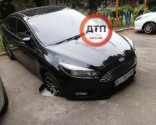У Києві машина провалилася під асфальт