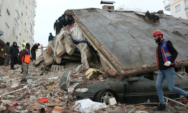 Жінку врятували з-під завалів через 22 години: час на пошуки вцілілих у Туреччині та Сирії спливає (відео)