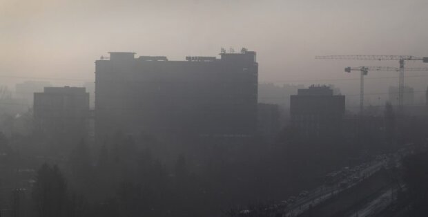 Через пожежі навколо Києва столицю затягнуло димом