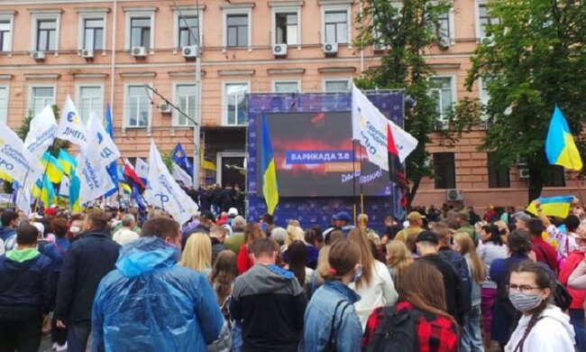 Сьогодні Порошенку обиратимуть запобіжний захід: під судом зібрались його прихильники